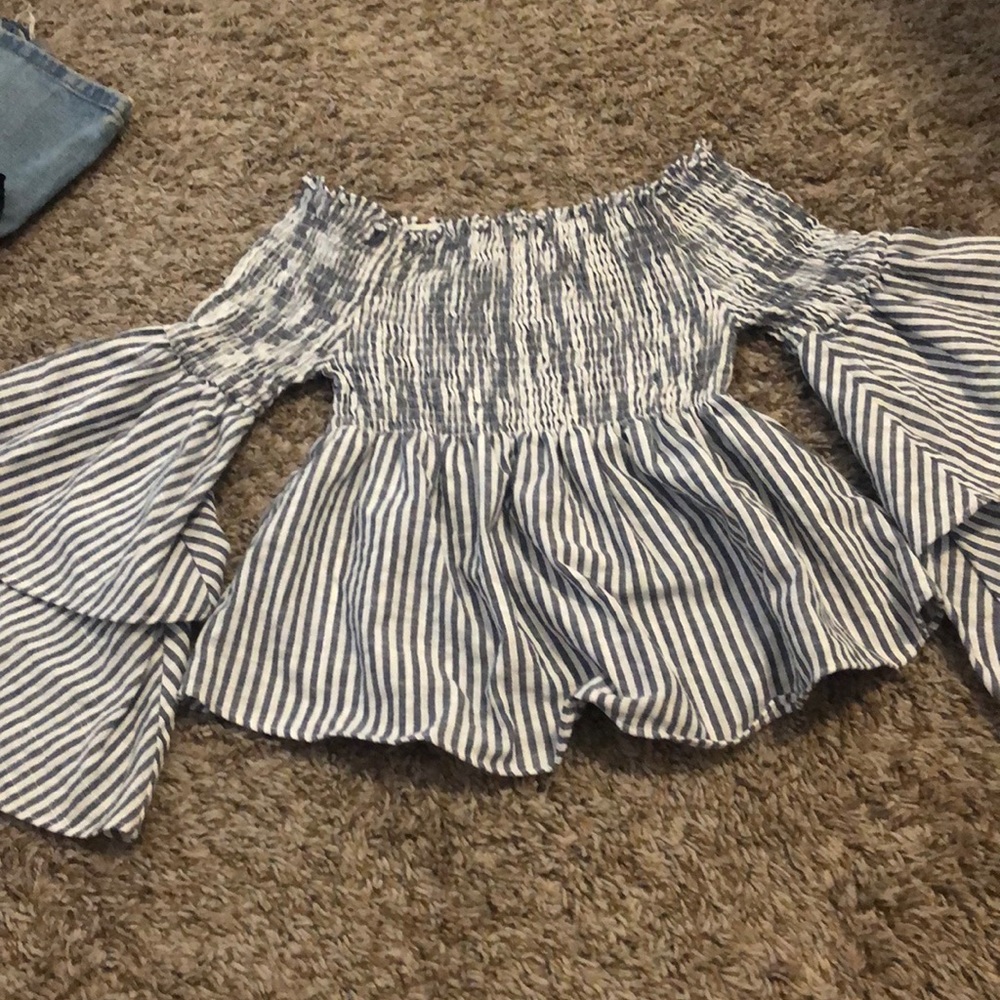 Off shoulder bell sleeve shirt